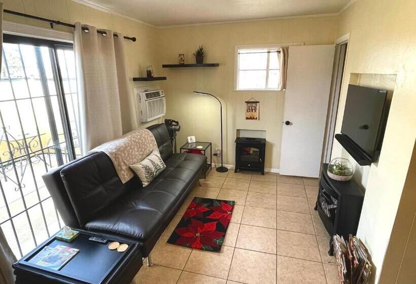 Bed and Breakfast 3mins.airport/fort Bliss Pet Friendly Washer/dryer