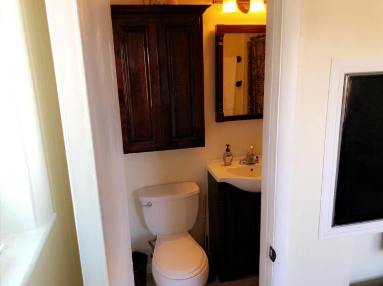 Bed and Breakfast 3mins.airport/fort Bliss Pet Friendly Washer/dryer