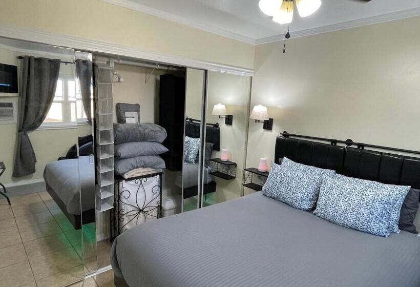 Bed and Breakfast 3mins.airport/fort Bliss Pet Friendly Washer/dryer