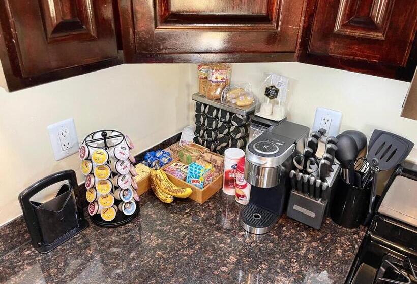 Bed and Breakfast 3mins.airport/fort Bliss Pet Friendly Washer/dryer