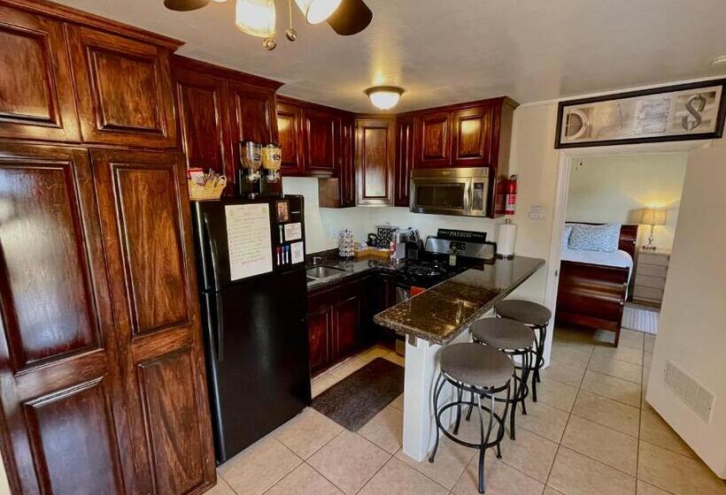Bed and Breakfast 3mins.airport/fort Bliss Pet Friendly Washer/dryer