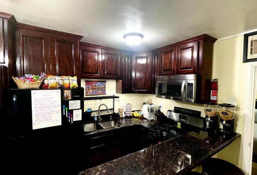 Bed and Breakfast 3mins.airport/fort Bliss Pet Friendly Washer/dryer
