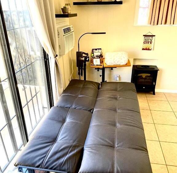 Bed and Breakfast 3mins.airport/fort Bliss Pet Friendly Washer/dryer