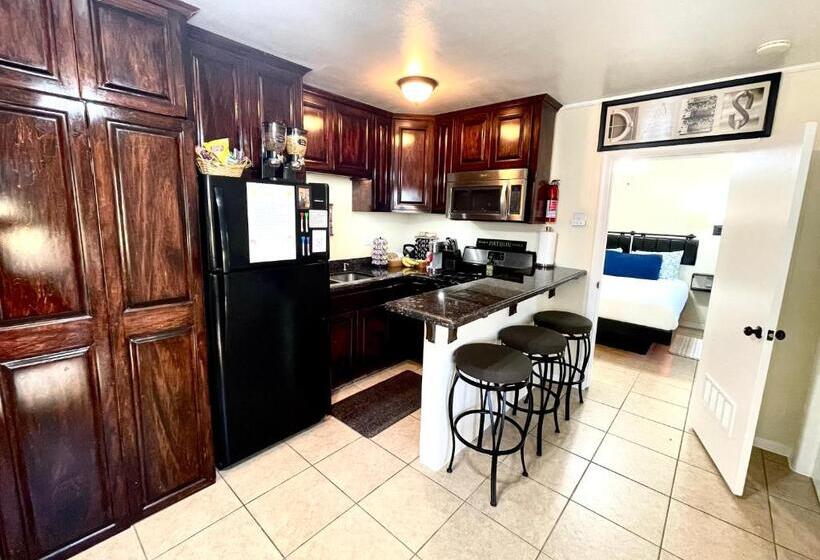 Bed and Breakfast 3mins.airport/fort Bliss Pet Friendly Washer/dryer