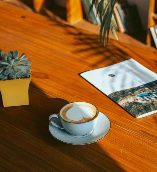 Отель Clover Inn By Offlimit Homes