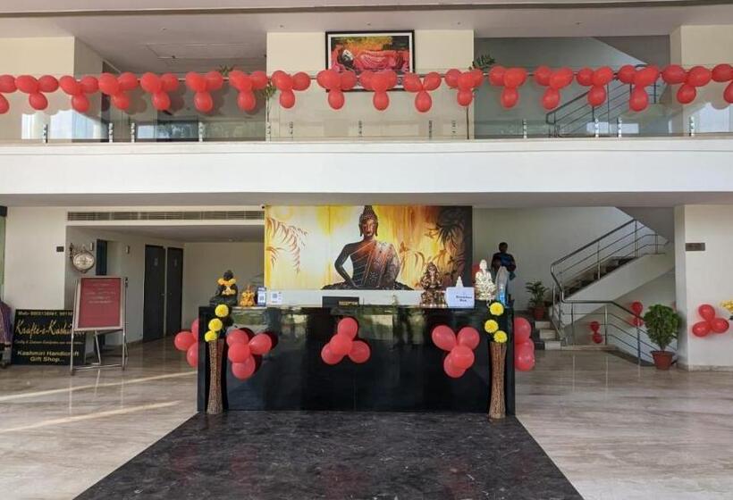 فندق Metteyye Residency