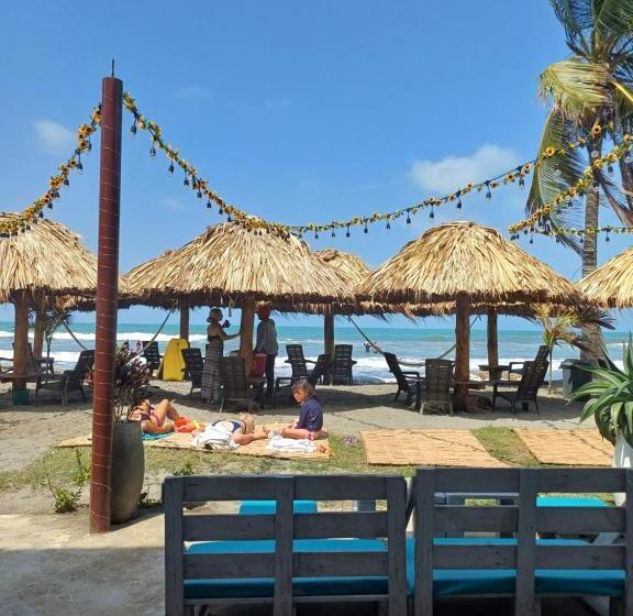 هتل Moñitos Beach