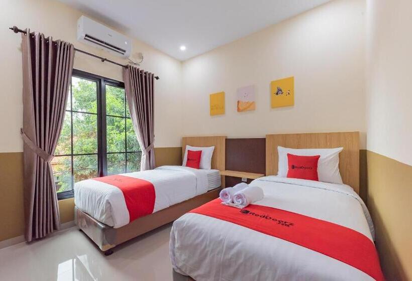 Отель Reddoorz Plus @ La Asiana Guest House