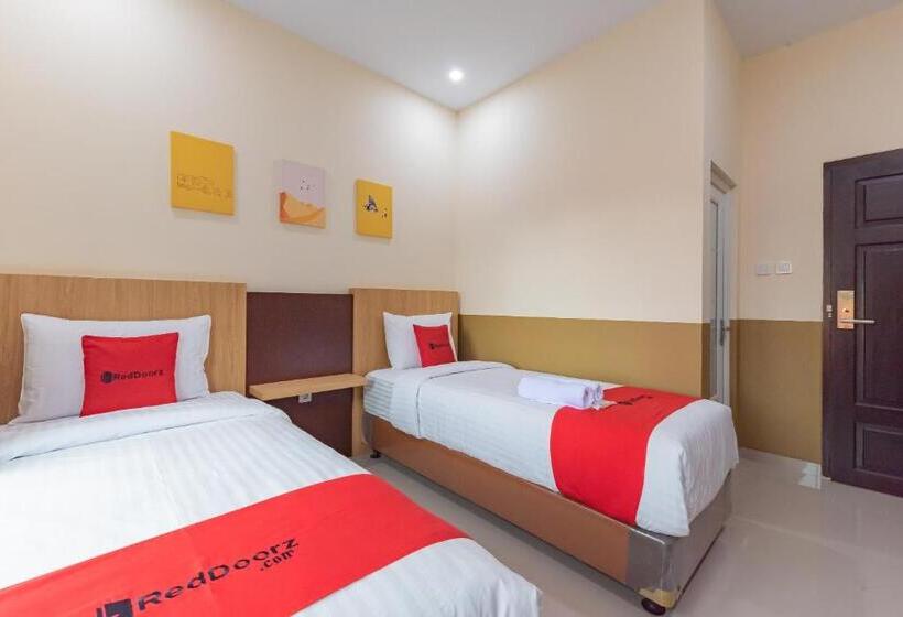 Отель Reddoorz Plus @ La Asiana Guest House