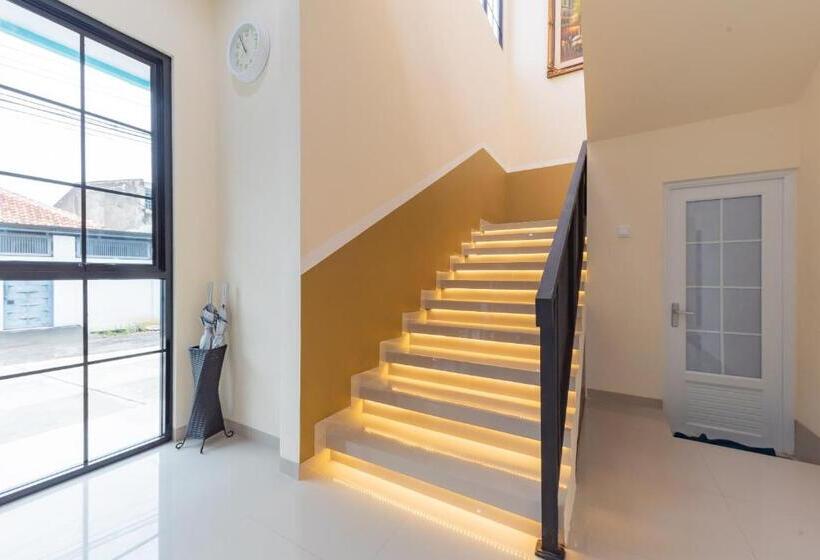 Отель Reddoorz Plus @ La Asiana Guest House