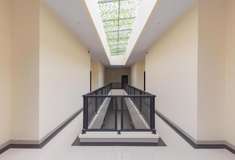 Отель Reddoorz Plus @ La Asiana Guest House