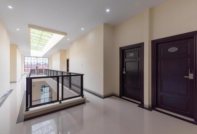 Отель Reddoorz Plus @ La Asiana Guest House