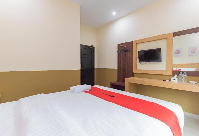 Отель Reddoorz Plus @ La Asiana Guest House