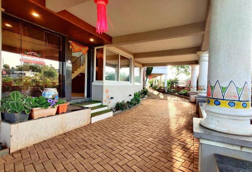 בית מלון כפרי Strawberry Land Resort