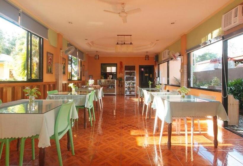 Reddoorz @ Farm Side Hotel Laoag City