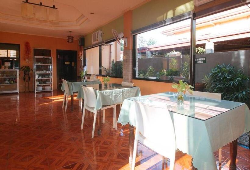 Reddoorz @ Farm Side Hotel Laoag City