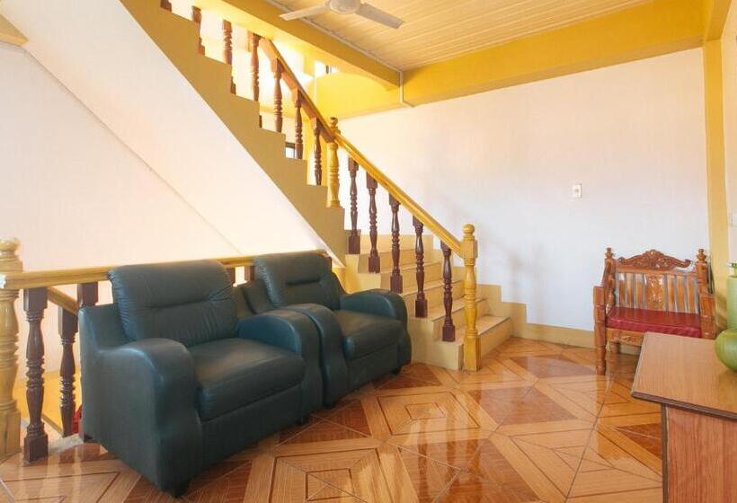 Reddoorz @ Farm Side Hotel Laoag City