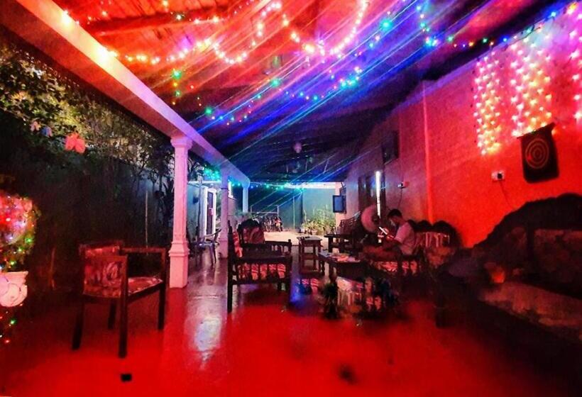 הוסטל Feel Like Home Anuradhapura