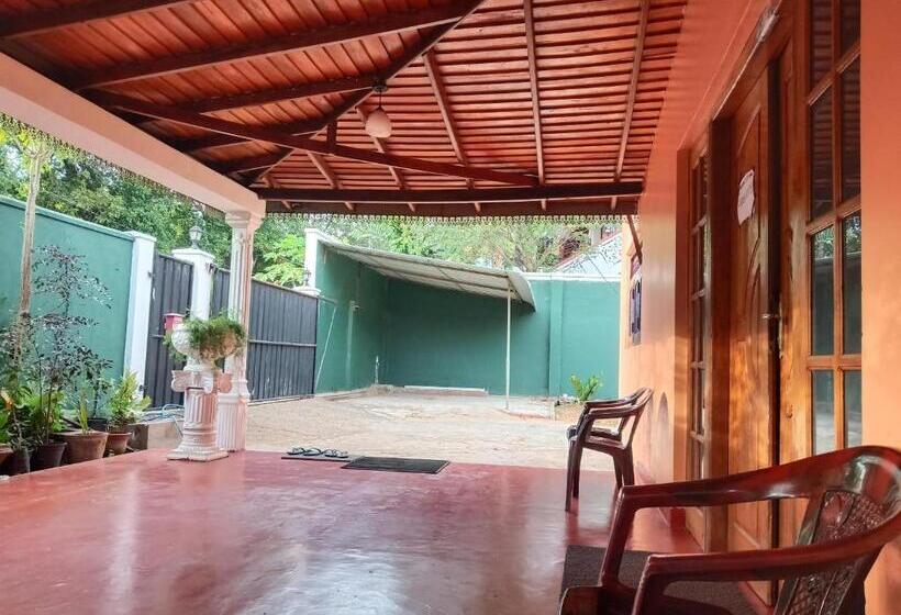 הוסטל Feel Like Home Anuradhapura