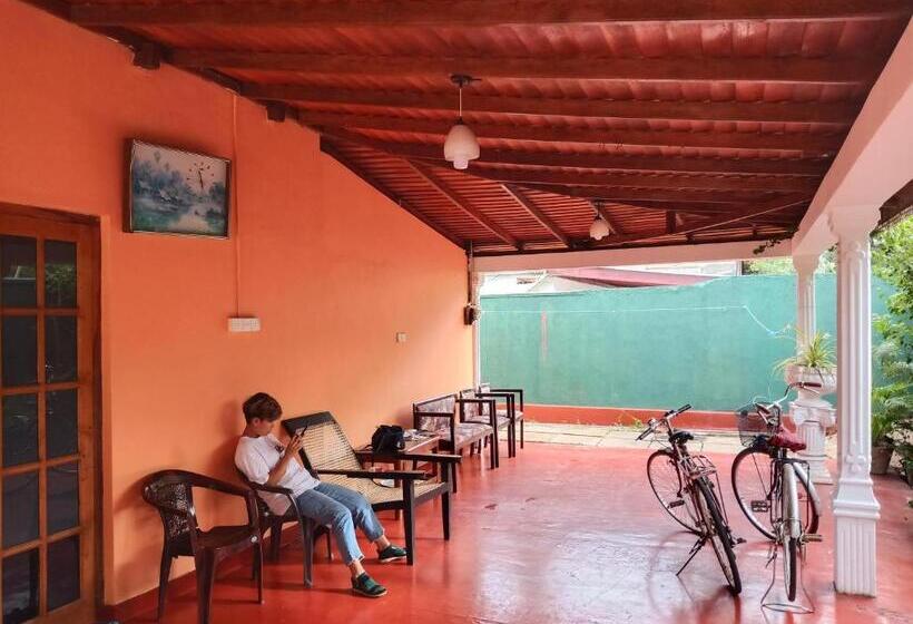 הוסטל Feel Like Home Anuradhapura