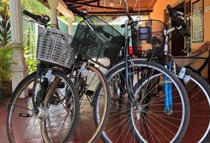 הוסטל Feel Like Home Anuradhapura