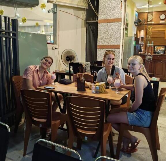 هتل Hoian Old Town Hostel