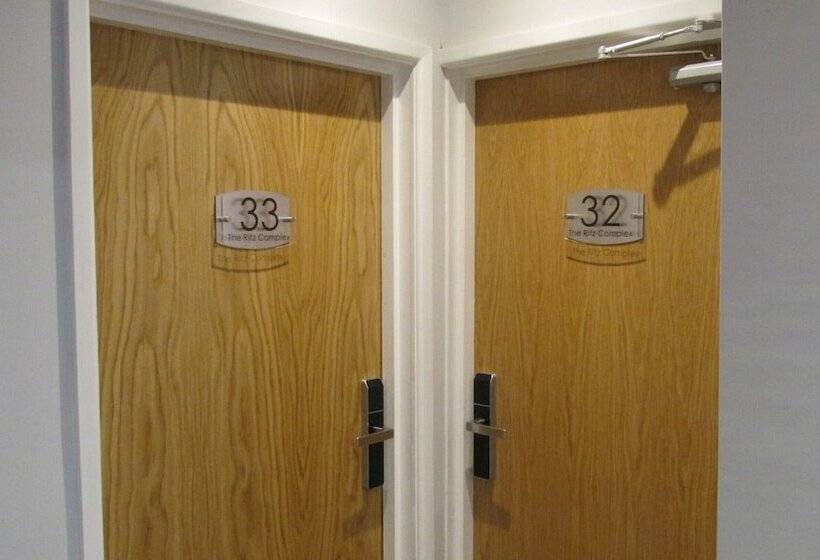 Отель Rooms At The Ritz Complex