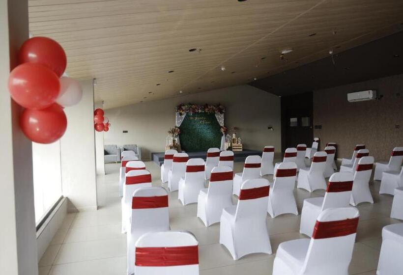 בית מלון כפרי Vindhyachal Resort