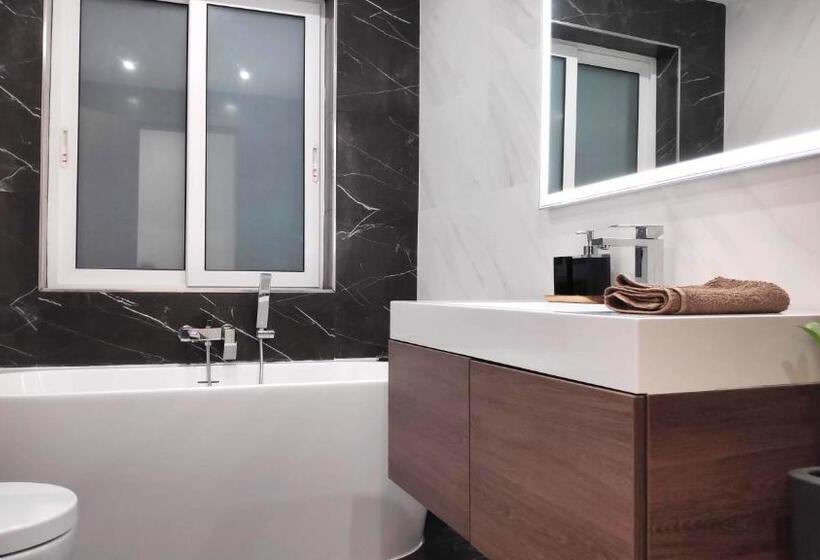 پانسیون New Modern Shared Apartment 4km Away From Airport