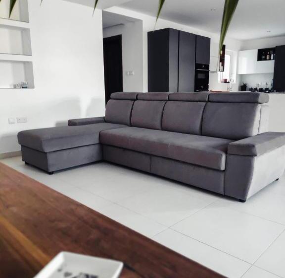 پانسیون New Modern Shared Apartment 4km Away From Airport