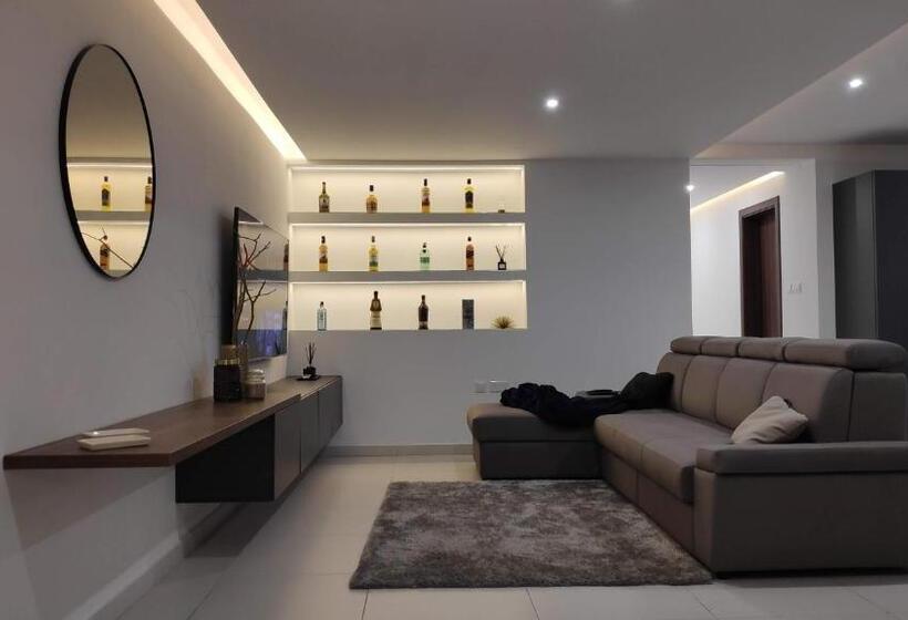 پانسیون New Modern Shared Apartment 4km Away From Airport