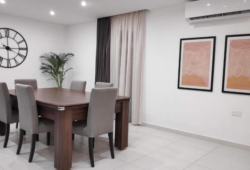 پانسیون New Modern Shared Apartment 4km Away From Airport