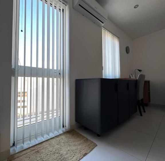 پانسیون New Modern Shared Apartment 4km Away From Airport