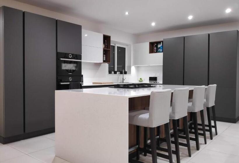 پانسیون New Modern Shared Apartment 4km Away From Airport