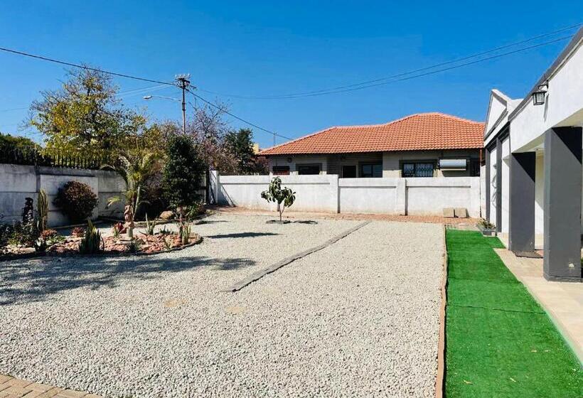 פנסיון North Gate Lodges And Tours