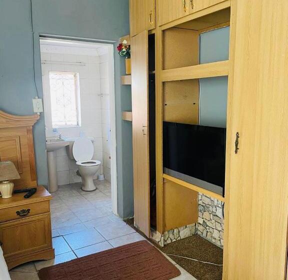 פנסיון North Gate Lodges And Tours