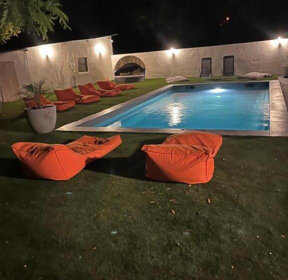 تختخواب و صبحانه Leverest Rooms