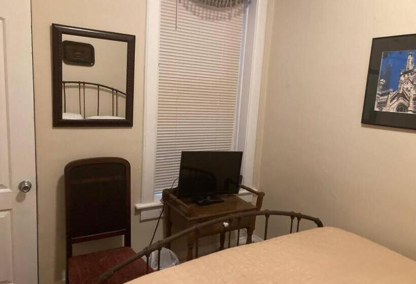 تختخواب و صبحانه Private Room With Shared Bathroom In Lakeview   2c