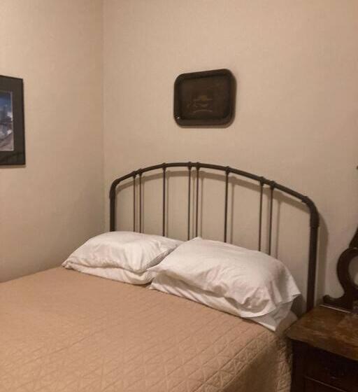 تختخواب و صبحانه Private Room With Shared Bathroom In Lakeview   2c