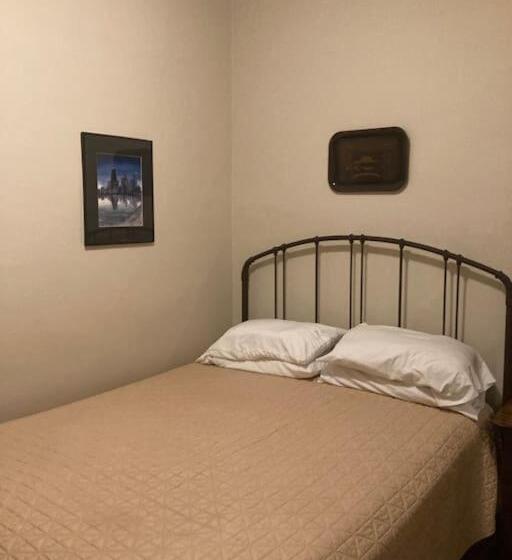 تختخواب و صبحانه Private Room With Shared Bathroom In Lakeview   2c