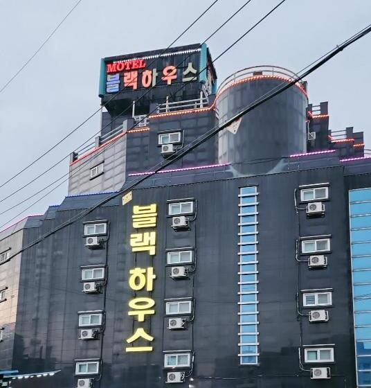 Buantreehotel Blackhouse