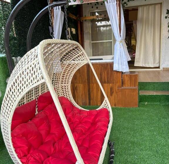 Hotel Jacuzzi Hut Staycation