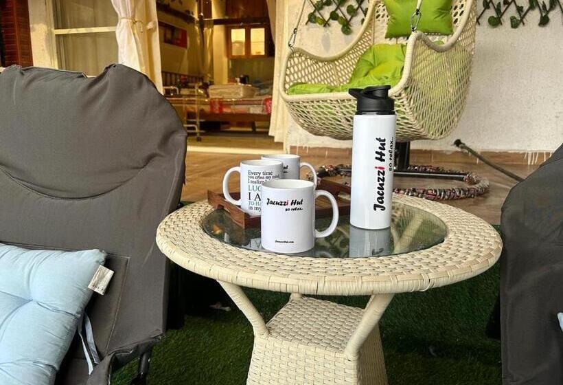 Hotel Jacuzzi Hut Staycation