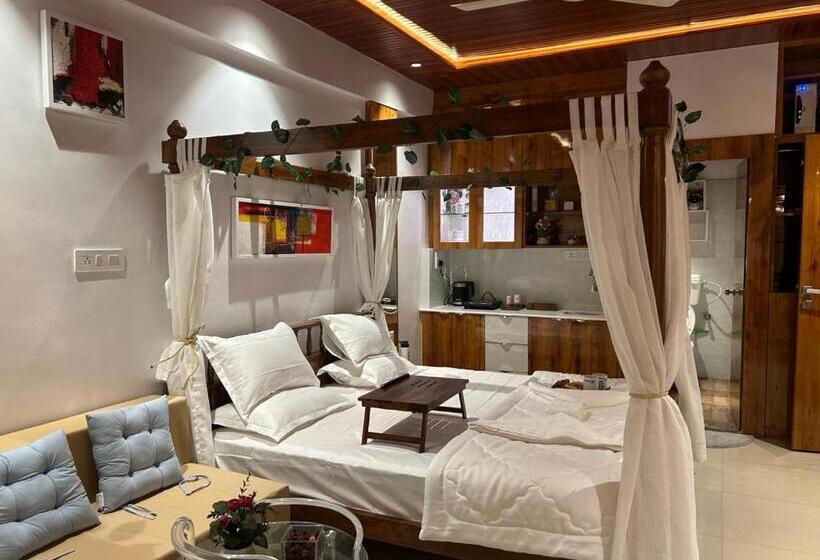 Hotel Jacuzzi Hut Staycation