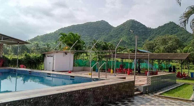 בית מלון כפרי Palm Tree Holidays Resort