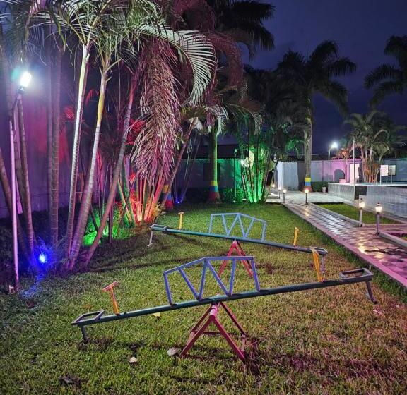 בית מלון כפרי Palm Tree Holidays Resort