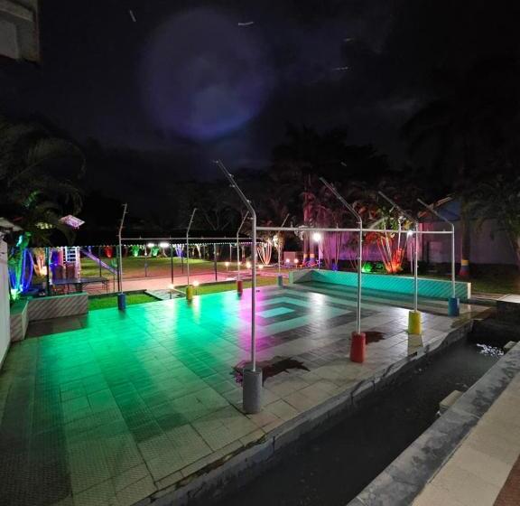 בית מלון כפרי Palm Tree Holidays Resort
