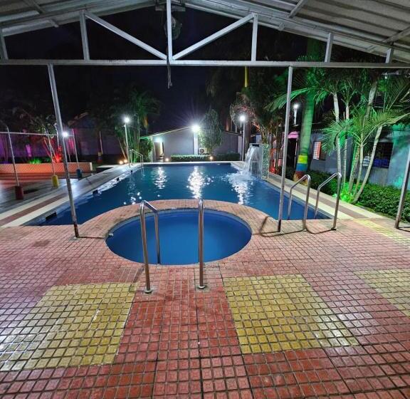 בית מלון כפרי Palm Tree Holidays Resort