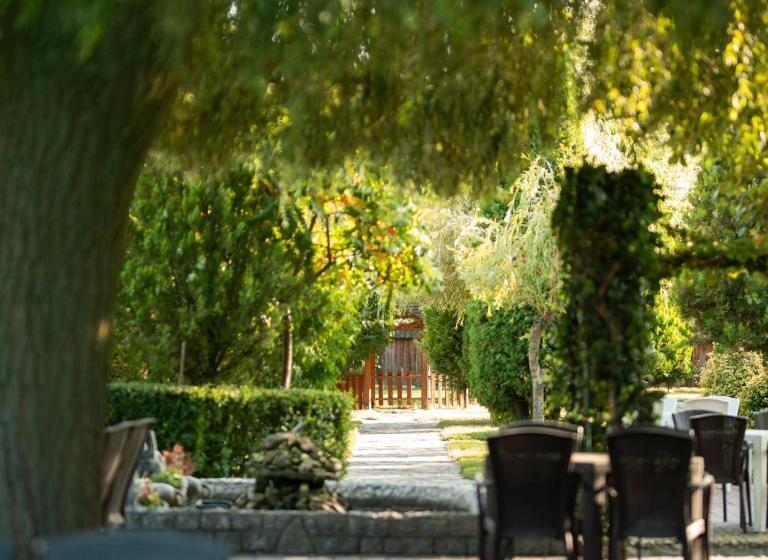 هتل /restaurant Villa Natyra