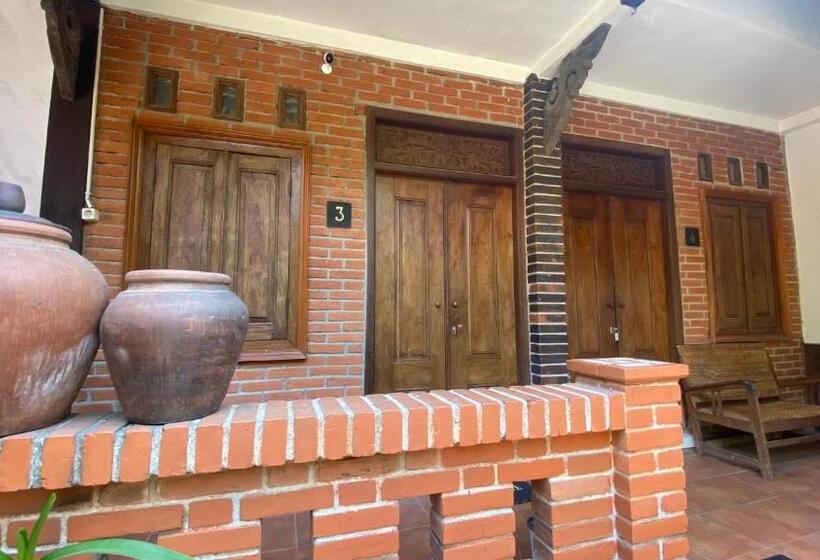 Отель Saraswati Traditional Homestay Temanggung Redpartner